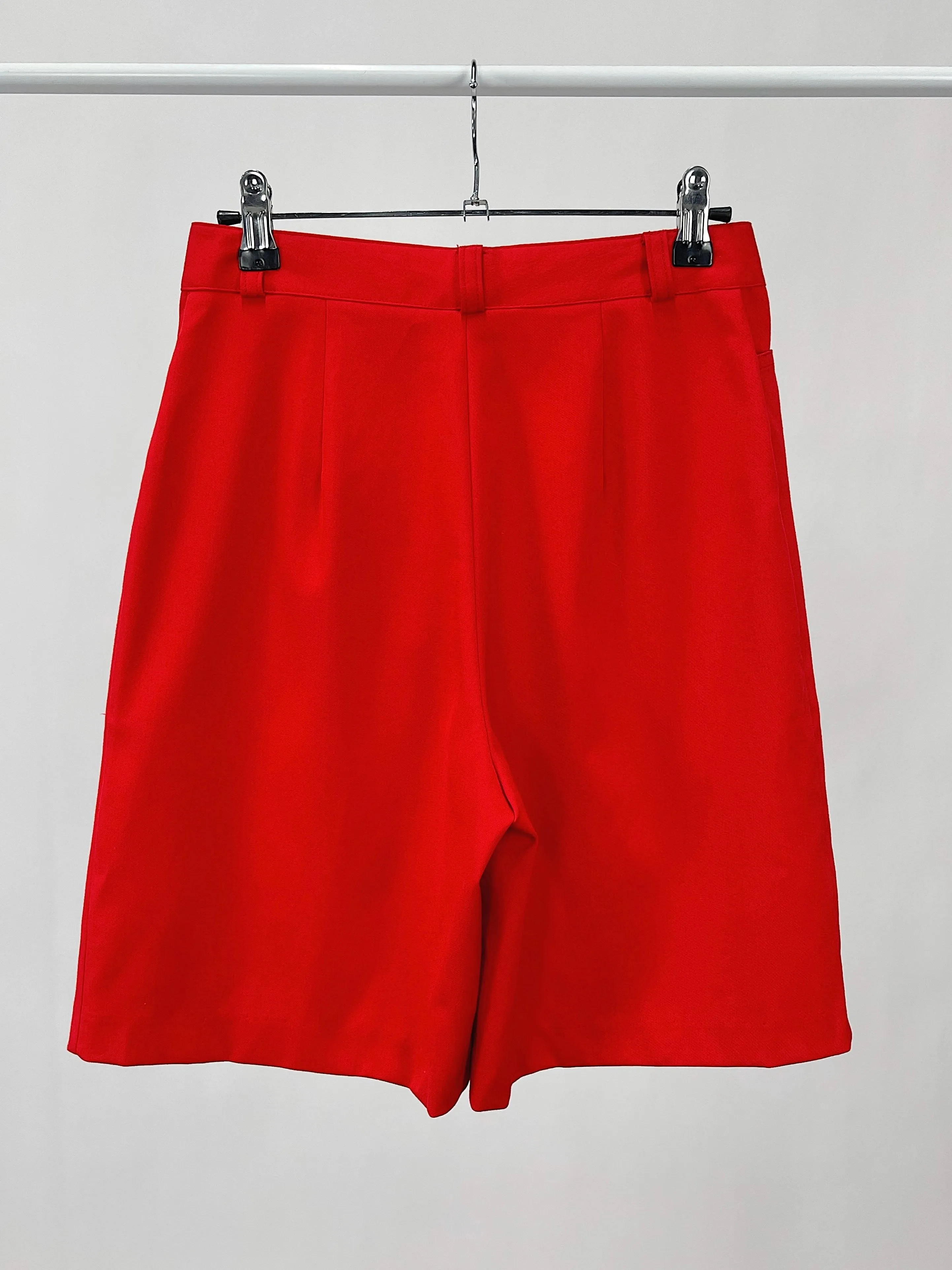 90s Vintage Red High Waisted Shorts (W26")